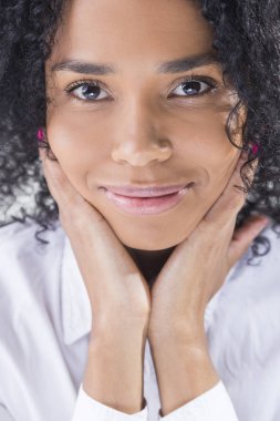 Seksi Afro-Amerikan kız portresi yakın çekim