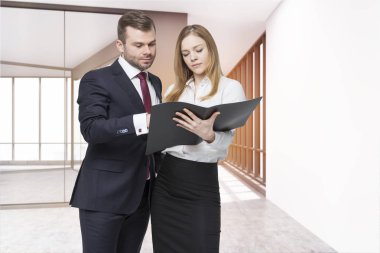 İşadamı ve kişisel asistanı iş çıkışı görüşüyorlar