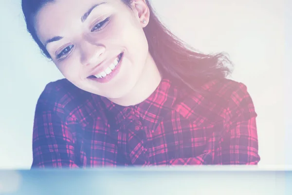 Chica sonriente en camisa roja y el portátil — Foto de Stock