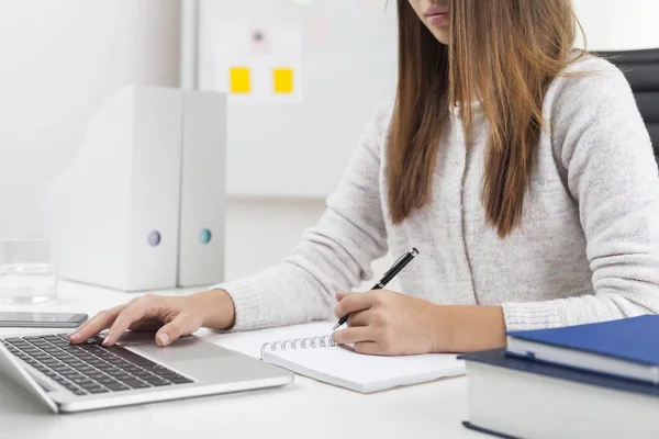 Büroangestellte in grauer Strickjacke im weißen Büro — Stockfoto