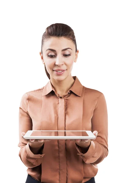 Woman in brown shirt is looking at her tablet in anticipation — Stock Photo, Image