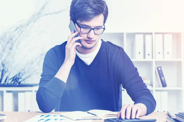 A telefon, tónusú jóképű könyvelő — Stock Fotó