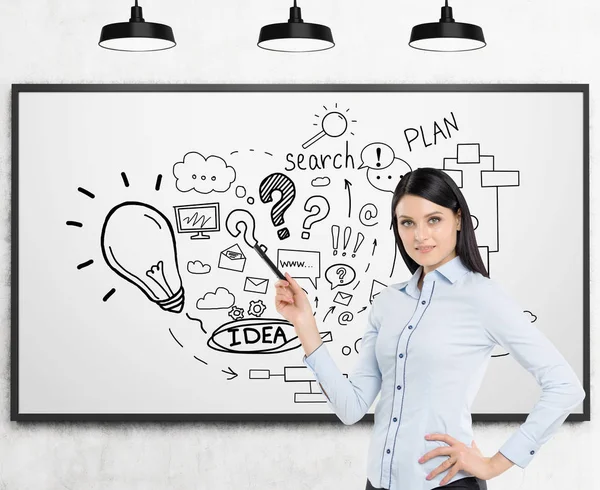 Smiling black haired woman with pen is explaining startup idea — Stock Photo, Image