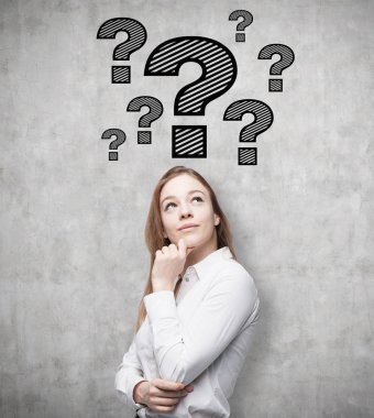 Sarışın kız ve siyah soru işaretleri