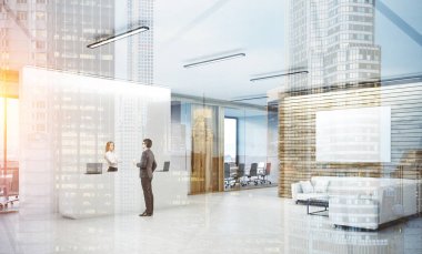 Genç adam ve resepsiyonist Office