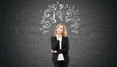 Kırmızı saçlı kadın arayışı ile yazı tahtası yakınındaki duruyor