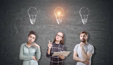 Ampul skeçler başlarını yukarıda ile üç kişi