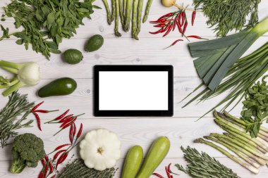 Tablet bilgisayarda sebzeler içeren tablo