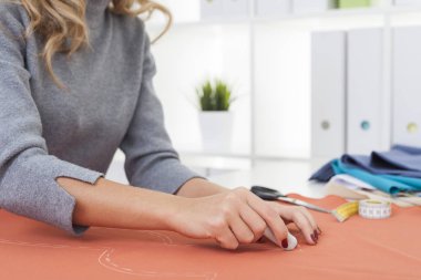 Kırmızı tırnak ile kadının el bir desen çizimi Lehçe