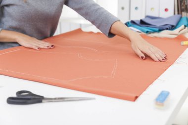 Kadının elinde bir mendil palming