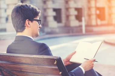 Genç işadamı tonda Not Defteri'nde, yazma