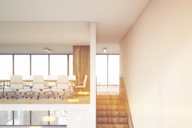 Merdiven, tonda ile iki katlı ofis