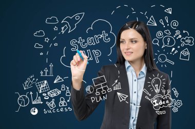 Siyah saçlı kadın glassboard üzerinde kroki çizim