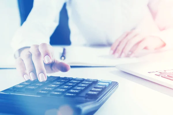 Mano de mujer en el teclado de la calculadora —  Fotos de Stock