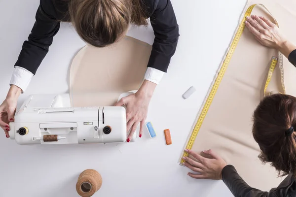 Due donne in una sartoria — Foto Stock