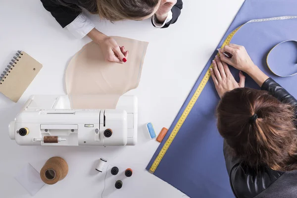 Mulher olhando para o trabalho de seu colega — Fotografia de Stock