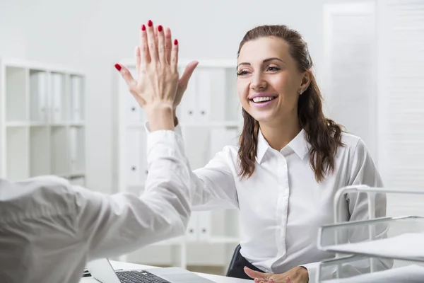 Mulher dando um alto cinco para seu colega — Fotografia de Stock