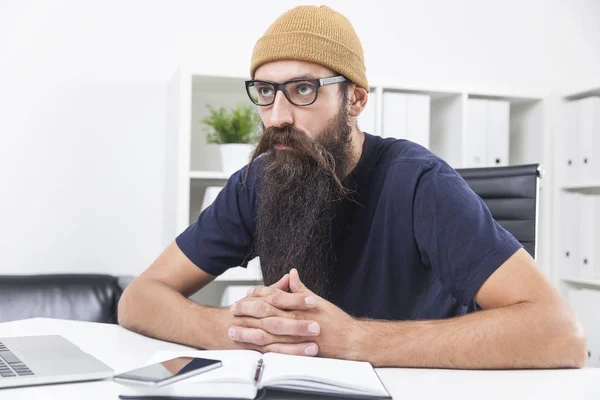 Hipster con barba larga está pensando — Foto de Stock
