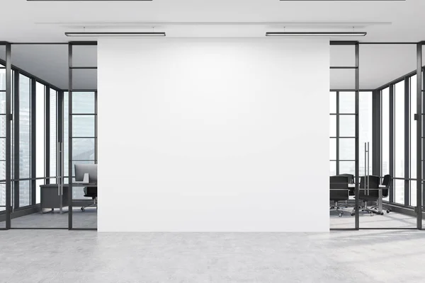 Hall de bureau avec un grand mur blanc et deux salles de réunion — Photo