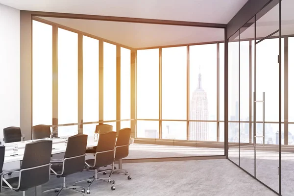 Stora fönster och dörrar med panoramautsikt med ett konferensbord, — Stockfoto