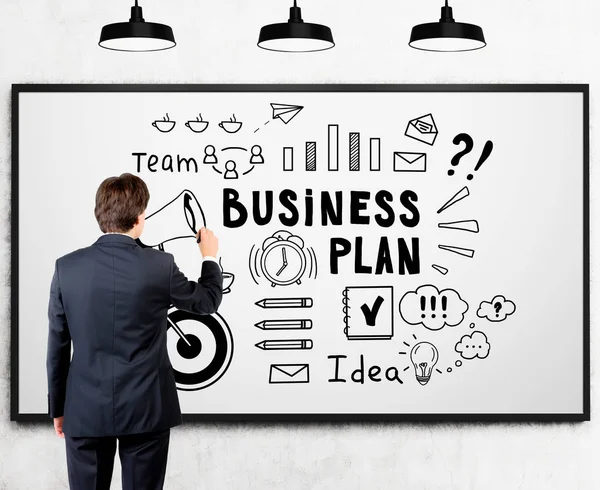 Homem desenhando um esboço de plano de negócios no quadro branco — Fotografia de Stock