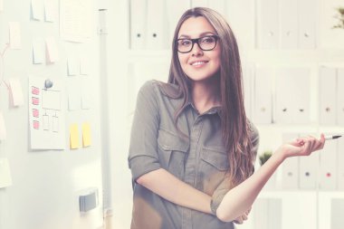 İşkadını gözlüklü bir marker ile