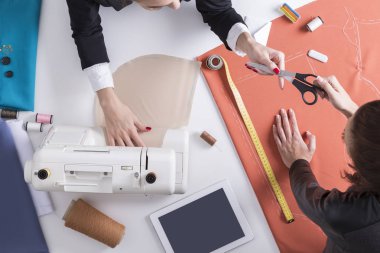 Kadın onun iş arkadaşından makas alıyor