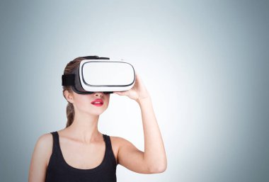 Kız gri duvar odadaki 3d gözlük