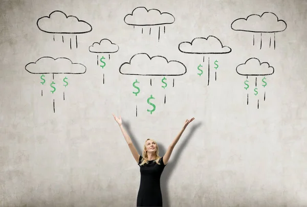 Mujer en vestido negro disfrutando de la lluvia dólar dibujado —  Fotos de Stock