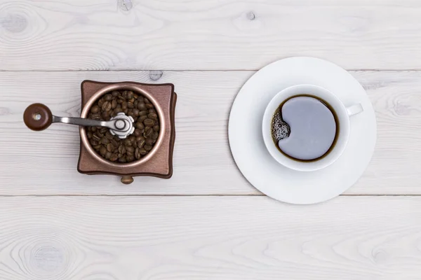 コーヒー グラインダーとカップ — ストック写真