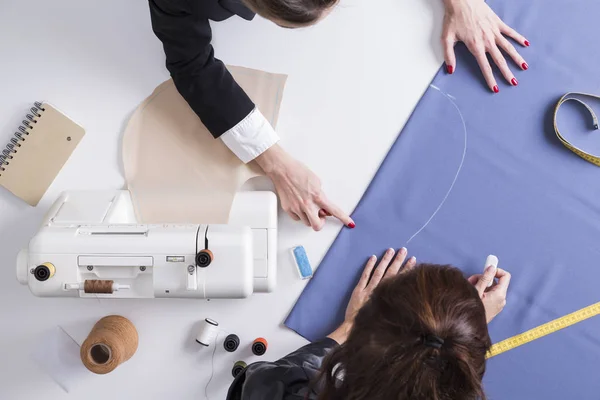 Zwei Frauen, die gemeinsam an einem Muster arbeiten — Stockfoto