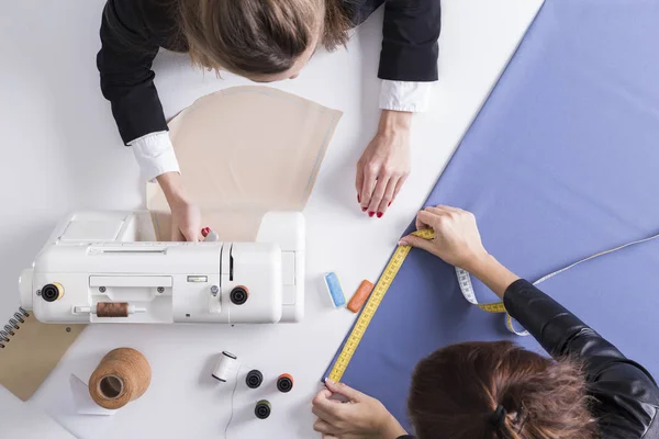 働く女性、縫製のトップ ビュー — ストック写真