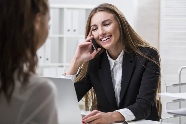 Funcionário do departamento de RH está falando em seu telefone durante a entrevista — Fotografia de Stock