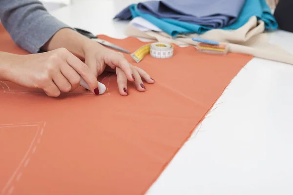 Woman with beautiful hands is drawing a pattern — Stock Photo, Image