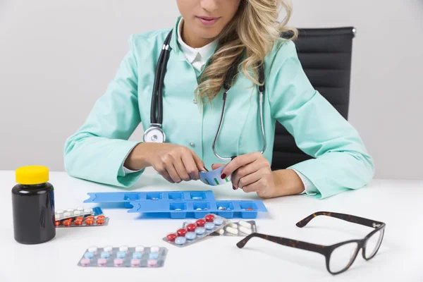 Medico donna che ordina medicina — Foto Stock