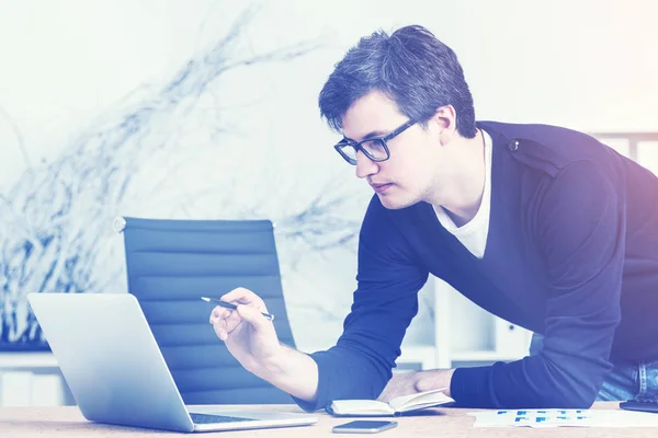 Joven emprendedor en gafas de trabajo, tonificado — Foto de Stock