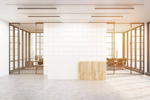 Lobby de escritório com parede branca de azulejos, tonificado — Fotografia de Stock