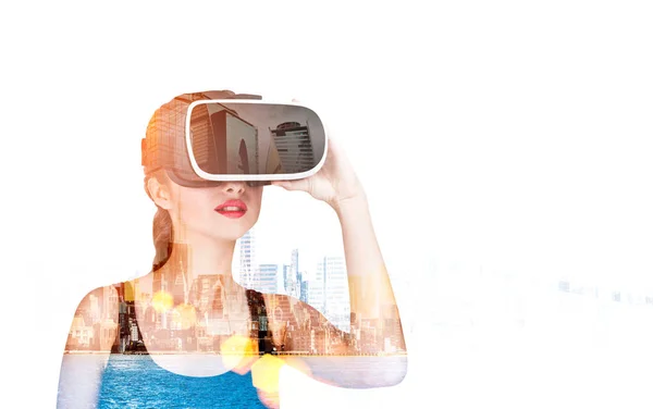 Mujer con gafas 3D y paisaje urbano — Foto de Stock