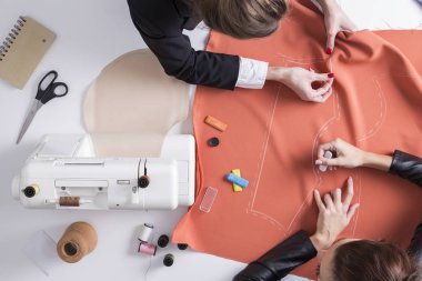 Kadınlar birlikte dikiş