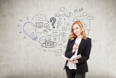 Defter ve başlangıç fikir kroki üzerinde concre ile kırmızı saçlı kadın