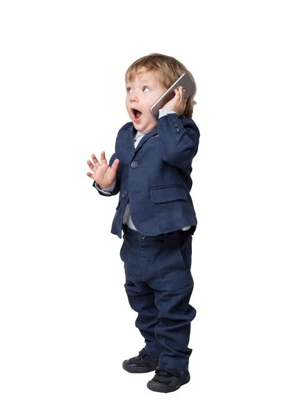 Sevimli küçük çocuk telefonda konuşurken ve bir takım elbise — Stok fotoğraf