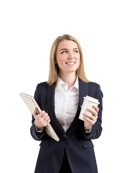 Mujer de negocios rubia sonriente con un cuaderno y una taza de café —  Fotos de Stock