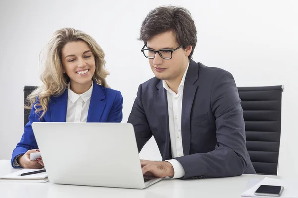 Mujer en chaqueta azul y un tipo con gafas están en su trabajo — Foto de Stock