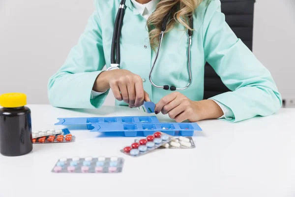 Primo piano di un'infermiera che mette un medicinale nella scatola — Foto Stock