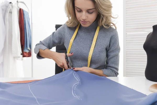 Женщина с измерительной лентой режущей ткани — стоковое фото