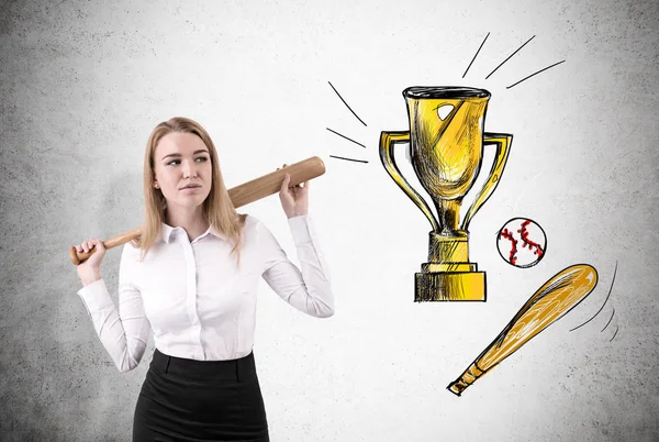 Woman is standing near a concrete wall with her baseball bat and — Stock Photo, Image