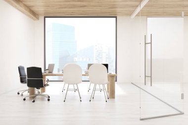 Kare penceresi ile Yönetim Kurulu Odası