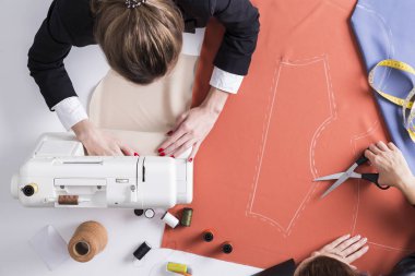 Onun iş arkadaşı dikiş ise kadın kesiyor