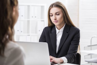 İK departmanı yöneticisi onun laptop klavyeden yazarak