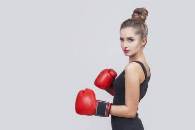 Bir son derece güzel kadın boksör yan görünüm